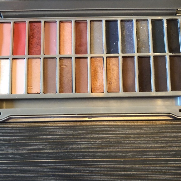 Enticed M/D Measurable Difference Eyeshadow Palette. - Picture 4 of 8